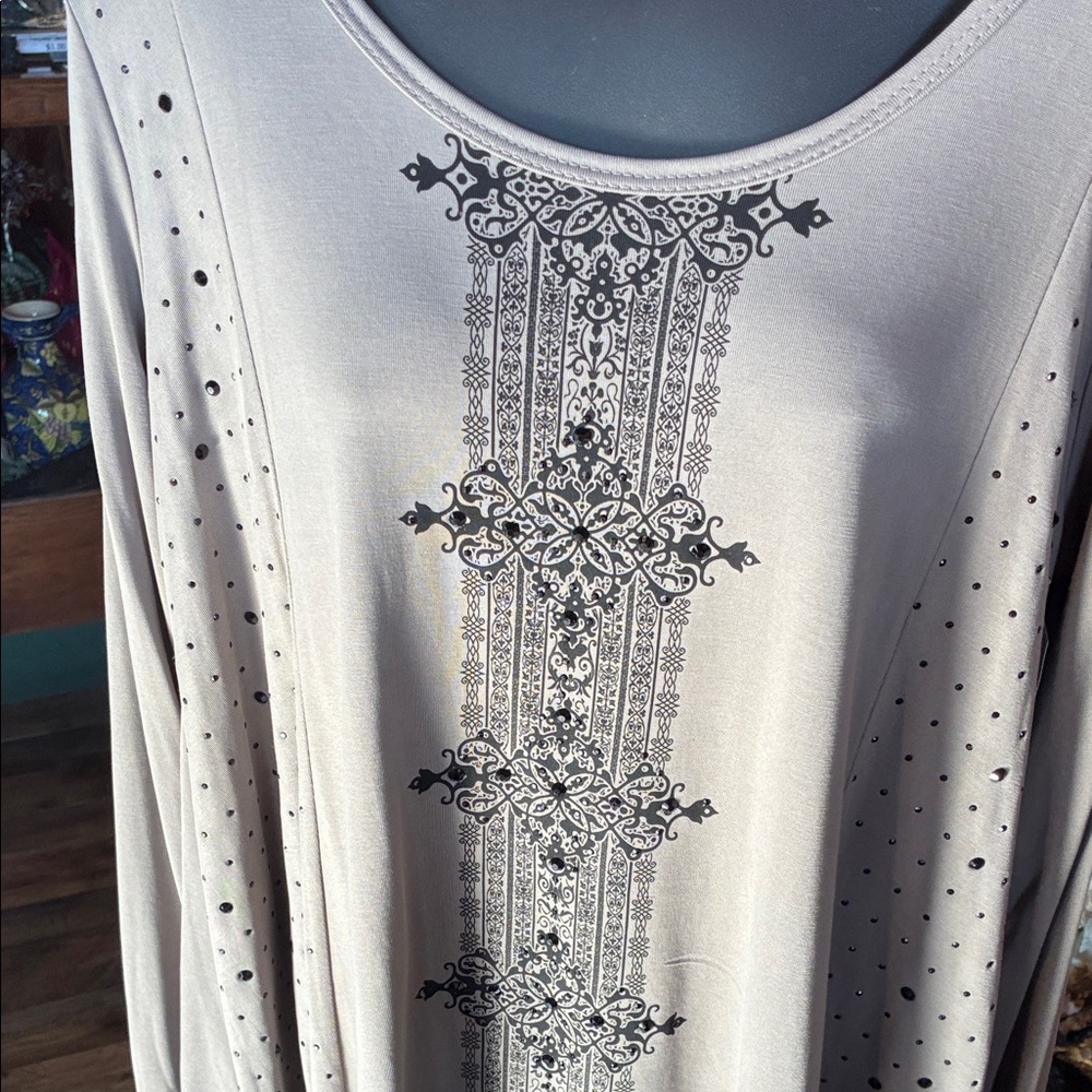 Elegant Beige and Black Women's Top - Picture 4 of 5